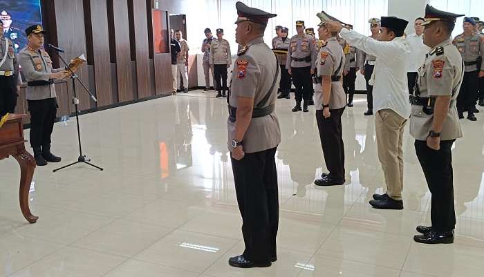 Kapolres Gresik, AKBP Adhitya Panji Anom saat melantik wakapolres dan kabag ops. FOTO: ist.