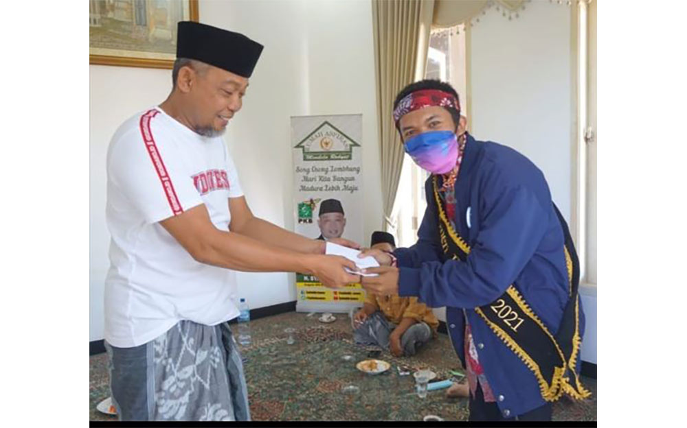 H.Syafiuddin, anggota DPR RI, dapil XI Madura dan Arsyad Habilillah peserta remaja parlemen dari Madura asal SMA 1 Bangkalan. foto: Ahmad Fauzi/ bangsaonline.com