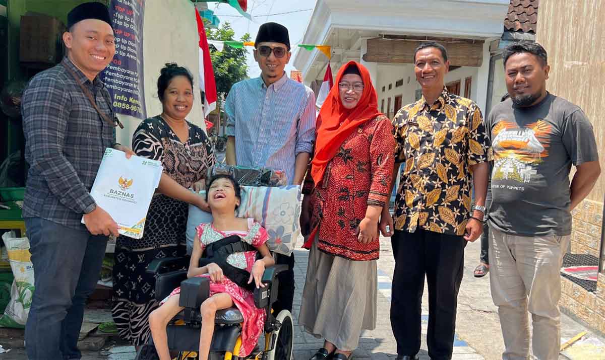 Penderita cerebral palsy, Zahra Aqilla Putri (12), saat menerima bantuan kursi roda dari Baznas Sidoarjo.