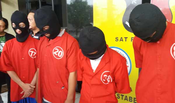 Empat dari kelima tersangka pencuri kuas cat saat di Mapolrestabes Surabaya. foto: ekoyono/ BANGSAONLINE