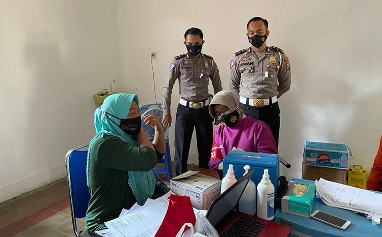 Para pemohon SIM di Blitar mendapatkan vaksinasi Covid-19 secara cuma-cuma. (foto: ist)