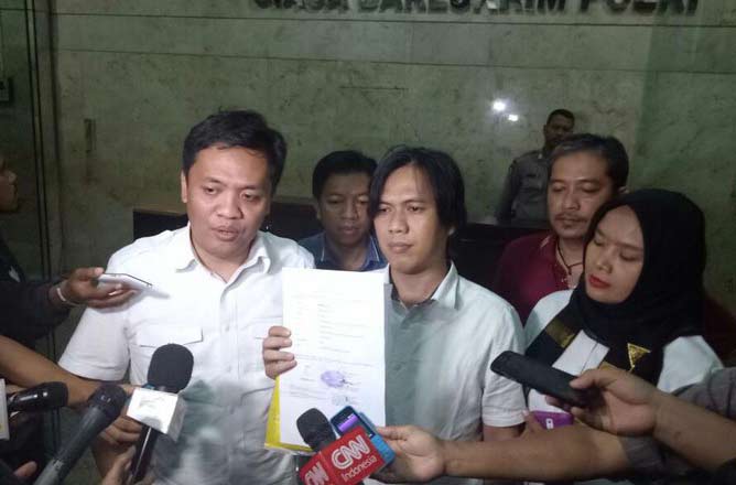 Herdiansyah didampingi kuasa hukumnya dari ACTA melaporkan Gubernur nonaktif DKI Jakarta Basuki Tjahaja Purnama alias Ahok atas dugaan pencemaran nama baik ke Bareskrim Polri, Kamis (17/11).