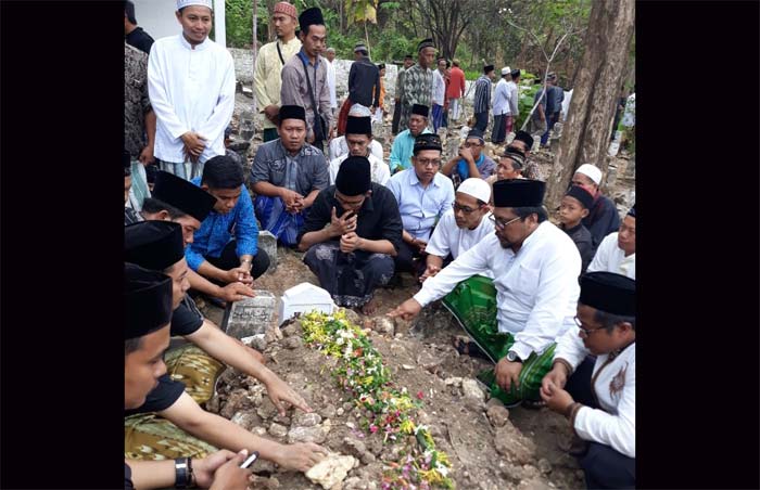 Para pelayat saat mendoakan KH. M. As