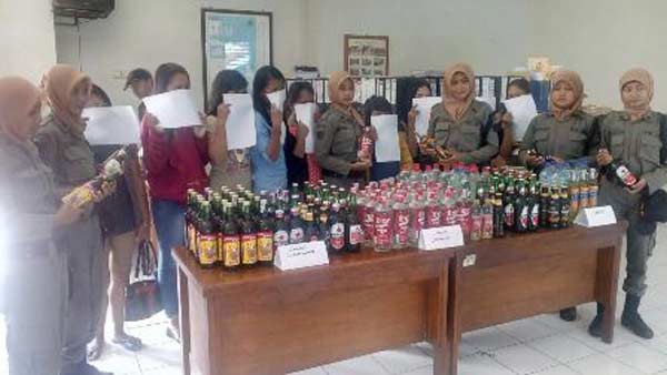 Petugas Satpol PP ketika ekspos penjaga warung dan barang bukti miras. foto: syuhud/ BANGSAONLINE