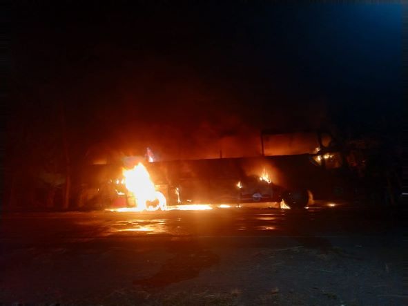 Kobaran api yang melalap Bus Gunung Harta di Situbondo pada Kamis (1/9/2022) malam. Foto: Syaiful Bahri/bangsaonline.com