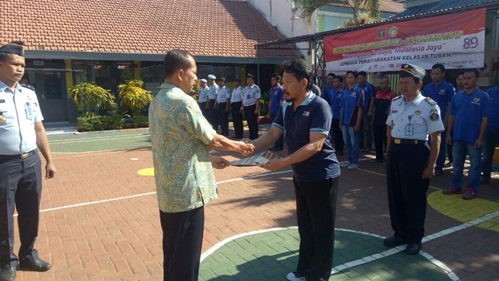 Kepala Lapas (Kalapas) Tuban Sugeng Indrawan saat menyerahkan remisi kepada salah satu napi di halaman Lapas kelas II B Tuban, Senin (25/12).