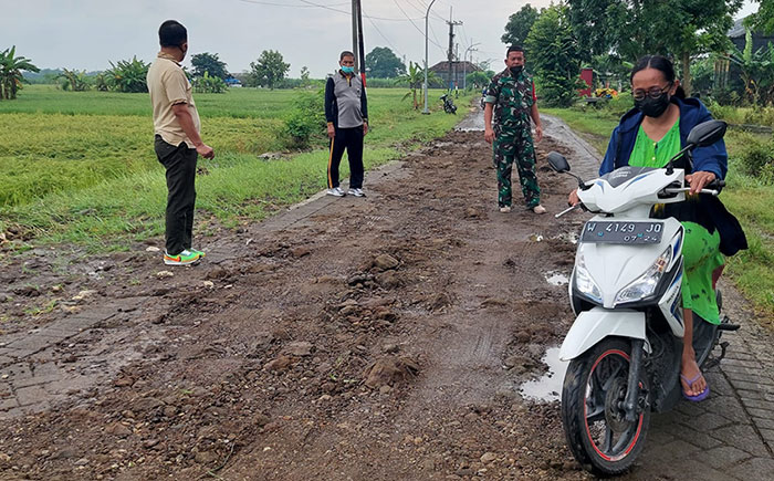 Camat Balongpanggang, M Amri Maulana, bersama Forkopimcam saat meninjau mengecek JPD Wotansari yang rusak disapu banjir Kali Lamong. Foto: SYUHUD/BANGSAONLINE