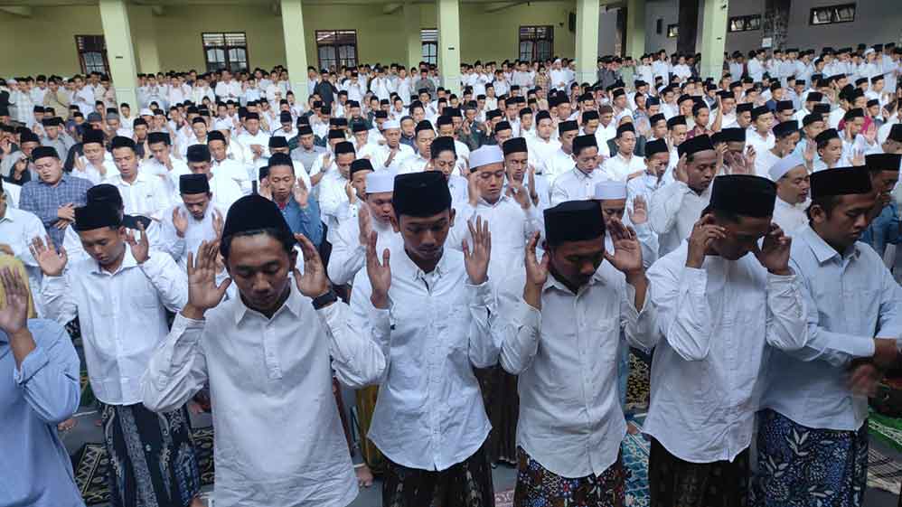 Ribuan santri Ponpes Al Falah Ploso Kediri saat ikuti salat Id. (Ist)