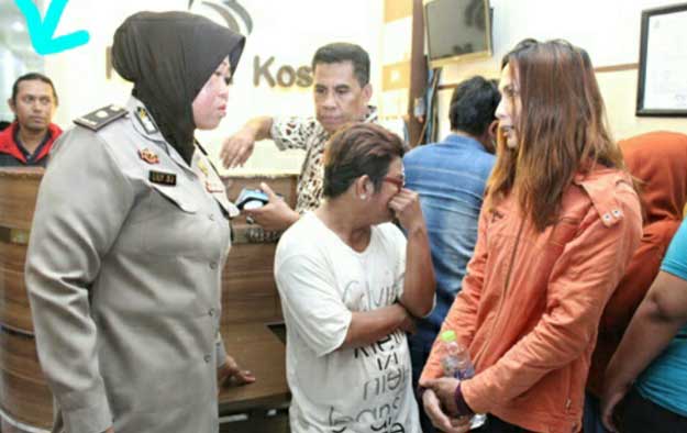 Kasubbag Humas Polrestabes Surabaya saat berada di TKP Ravellat Kos di jalan Kedungdoro.