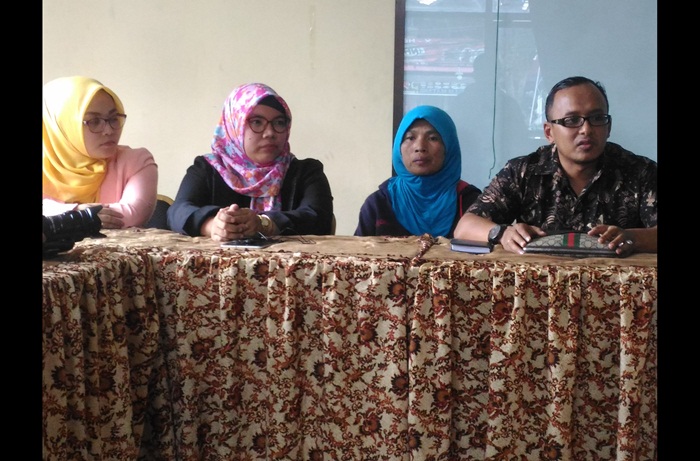 Yassiro A Rahman, bersama korban Ita Diana (jilbab biru) diapit dua cewek kuasa hukumnya dari LKBH Aisiyah Malang, saat jumpa pers, Rabu (27/12) di kantor LKBH Aisyiyah Malang. Foto : IWAN IRAWAN/BANGSAONLINE