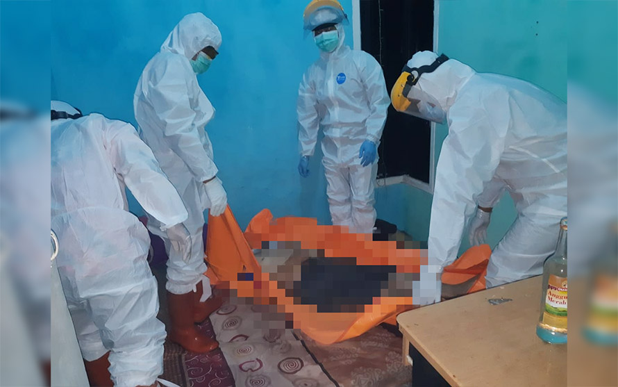 Petugas mengevakuasi Anggota Satgas Covid-19 Kota Blitar yang meninggal mendadak di salon.