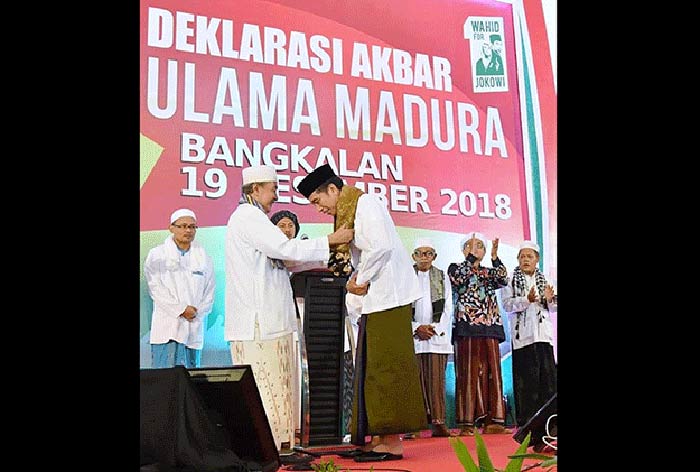 Joko Widodo penyematan Sorban oleh KH. Faisol Anwar PP. Demangan Timur kepada Joko Widodo.