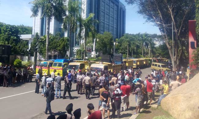 PROTES: Ratusan Dump Truk memenuhi jalan di depan kantor Pemkab Bojonegoro. foto: eky nurhadi/ BANGSAONLINE