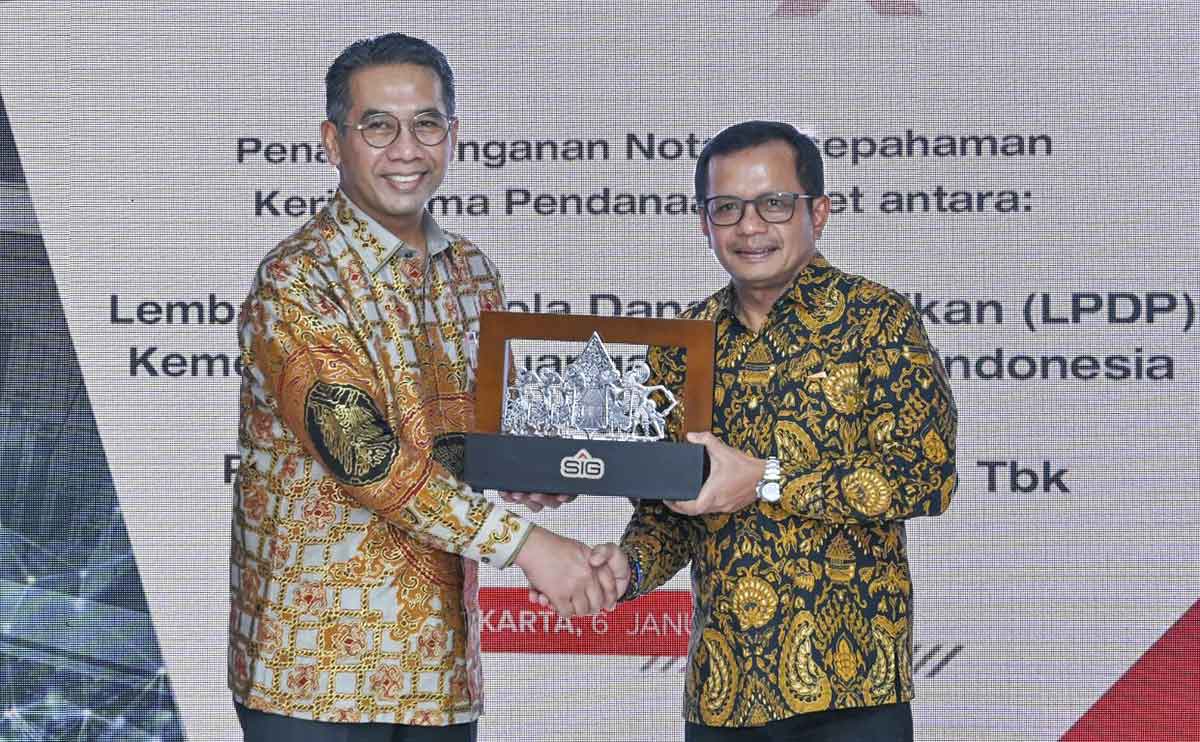 Direktur Utama SIG, Donny Arsal (kanan), saat menyerahkan cendera mata kepada Direktur Utama LPDP, Andin Hadiyanto (kiri), usai penandatanganan MoU. Foto: Ist