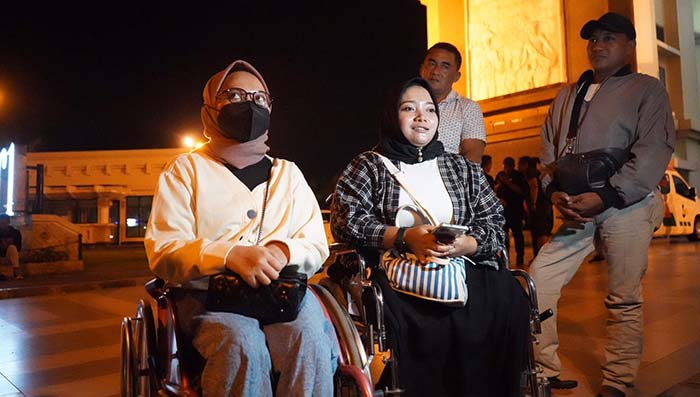 Menik (kanan), salah satu penyandang disabilitas asal Desa Maron, Kecamatan Banyakan, Kabupaten Kediri, bersama rekannya yang sama-sama duduk di kursi roda. Foto: Ist