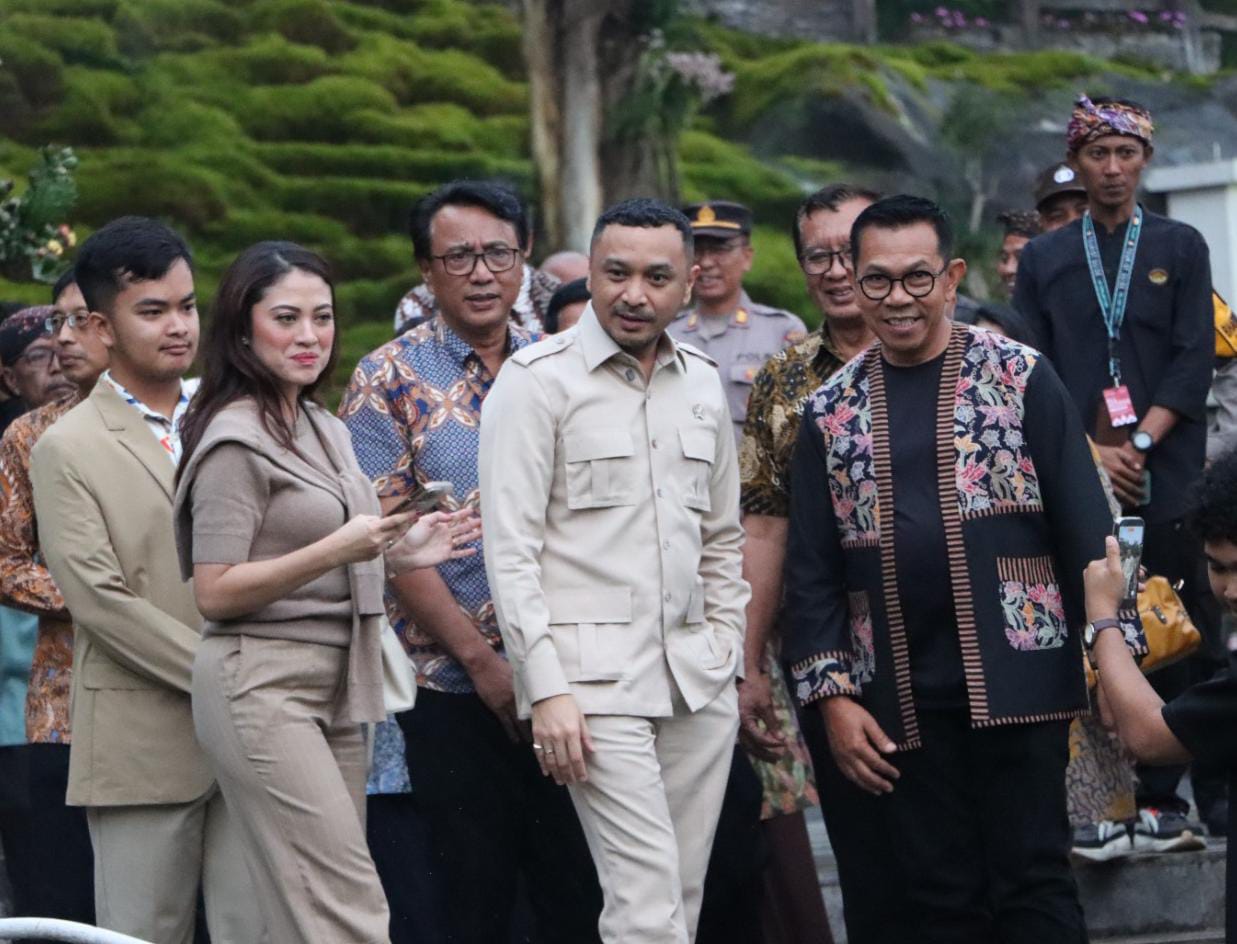 Wali Kota Batu, Nurochman saat mendampingi Wamenbud RI