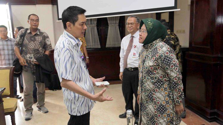 Walikota Tri Rismaharini mendengarkan keluh kesah keluarga korban. (Humas Pemkot Surabaya)
