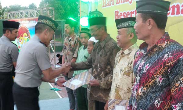 Kapolres AKBP Ahmad Yusep Gunawan membagikan santunan kepada anak yatim saat buka puasa bersama. Foto: dendi martoni/BANGSAONLINE