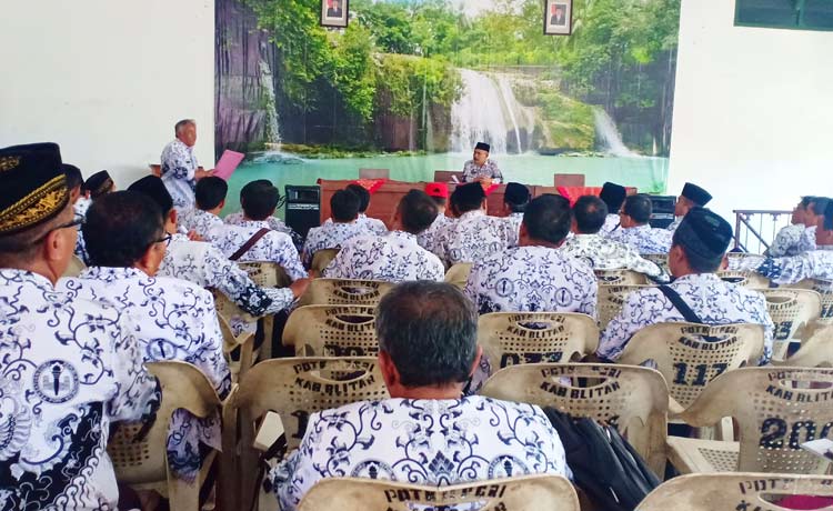 Suasana rapat koordinasi PGRI Blitar. foto: AKINA/ BANGSAONLINE