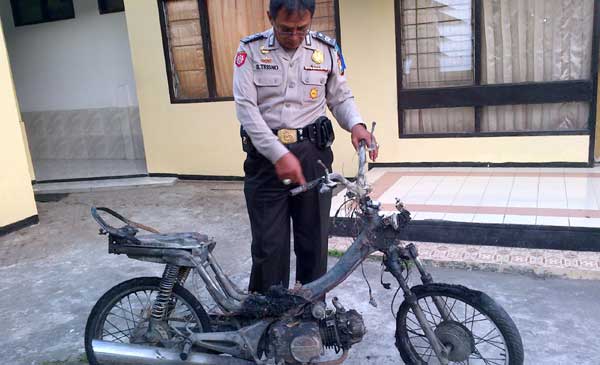 Motor milik pelaku yang hangus usai dibakar massa. (foto: rusmiyanto/BANGSAONLINE)