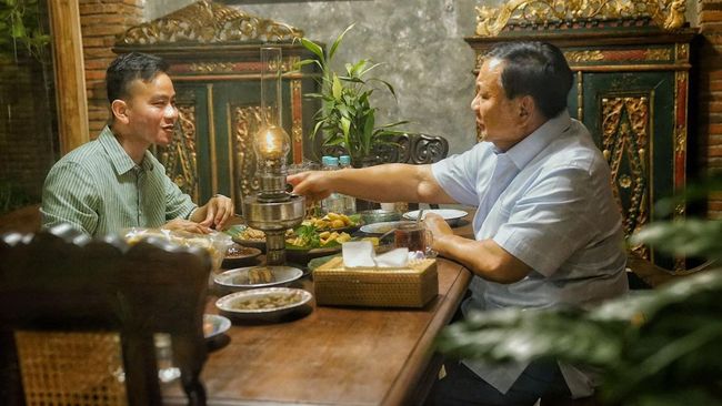  Prabowo Subianto saat bertemu Gibran Rakabuming Raka  di angkringan Omah Semar Solo  pada Jumat (5/Juni/2023). Foto: CNN