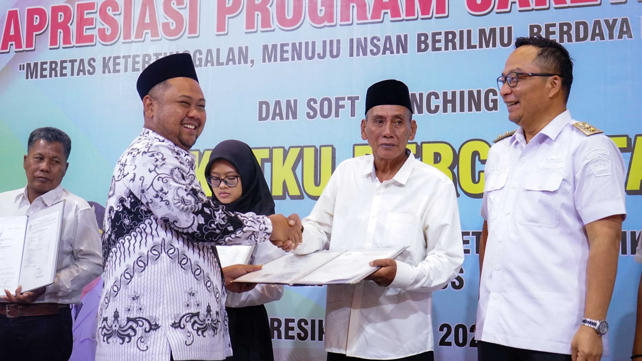 Bupati Gresik Fandi Akhmad Yani didampingi Wabup Asluchul Alif menyerahkan ijazah kejar paket c dalam program Jaketku. FOTO: ist.