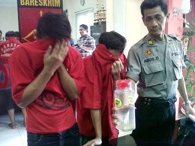 ?Agus dan Lukman, habis manis pastinya masuk penjara. Foto:rusmiyanto/BANGSAONLINE