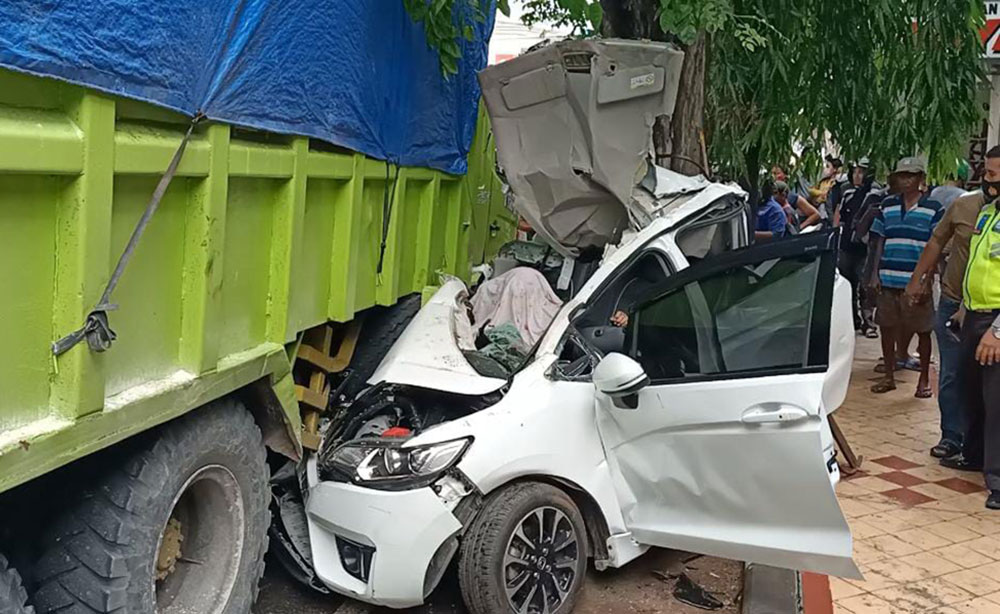 Diseruduk Truk Tronton dari Depan, Pengemudi Mobil di Tuban Tewas Tergencet
