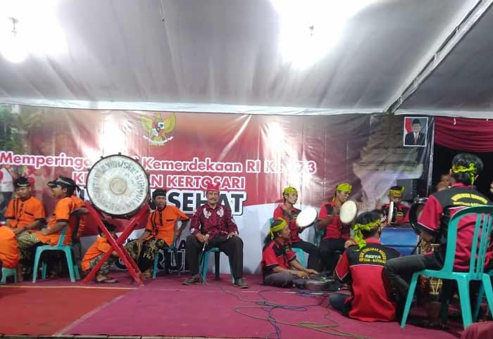 Kuntulan Caruk di pentas seni kemerdekaan di Kelurahan Kertosari.