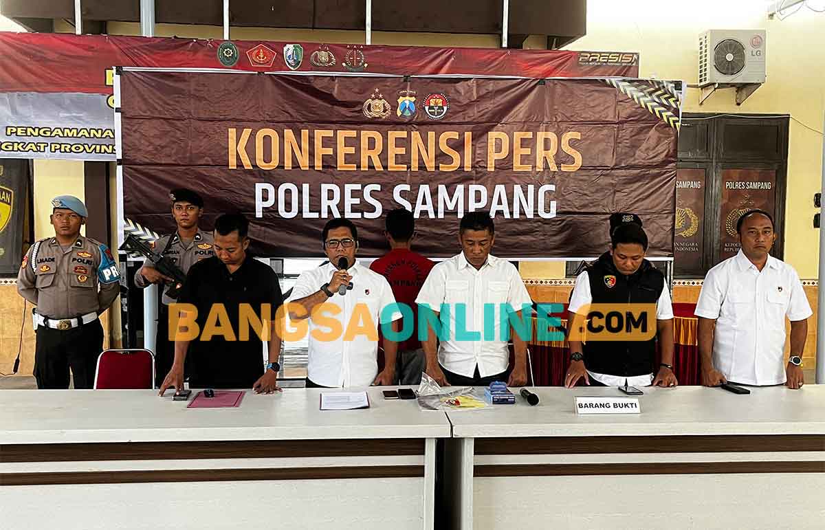 Polisi saat mengungkap kasus penyerangan mantan Kepala Desa Madulang, Sampang. Foto: MUTAMMIM/BANGSAONLINE