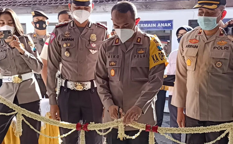 Kapolres Kediri Kota AKBP Miko Indrayana didampingi Wakapolres Kediri Kota Kompol Wachid Arifaini dan Kasat Lantas Polres Kediri Kota AKP Arpan saat menggunting pita, tanda peresmian renovasi Gedung Satpas (Satuan Penyelenggara Administrasi SIM) Satlantas Polres Kediri Kota. (foto: MUJI HARJITA/ BANGSAONLINE)