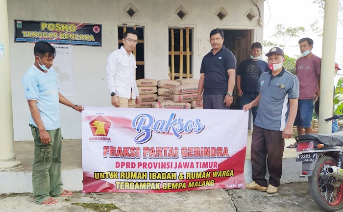 Aufa Zhafiri, Anggota Fraksi Gerindra DPRD Jatim menyerahkan bantuan bahan bangunan kepada warga yang rumahnya rusak karena terdampak gempa Malang. foto: istimewa