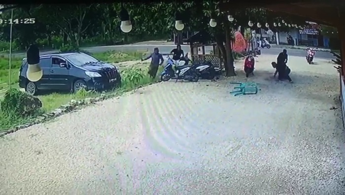 Tangkapan layar video pembacokan seorang warga yang dilakukan oleh tiga orang di rumah makan Tanjung Bumi, Bangkalan. 