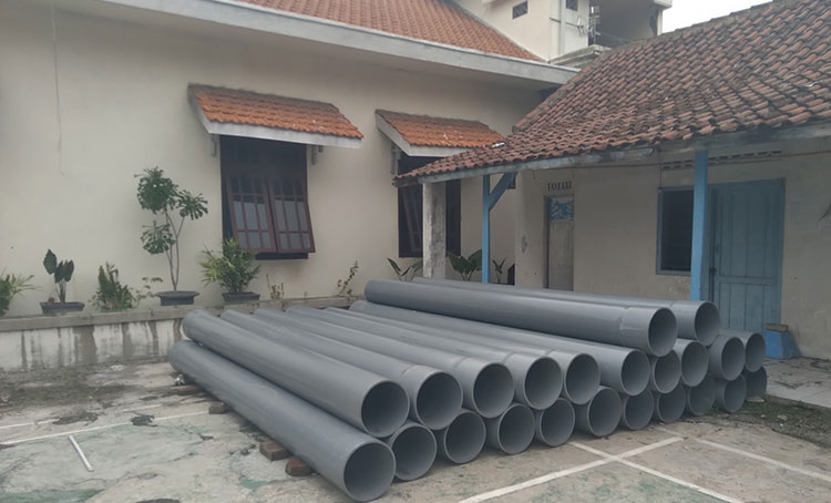 Pipa yang akan dipergunakan untuk penanganan limbah di Sungai Selorawan. (foto: ist)