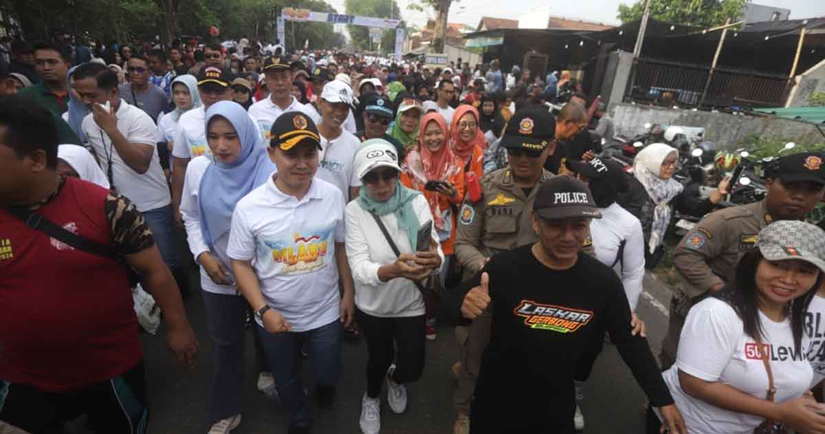 Bupati dan Wakil Bupati Mojokerto saat membaur bersama masyarakat.