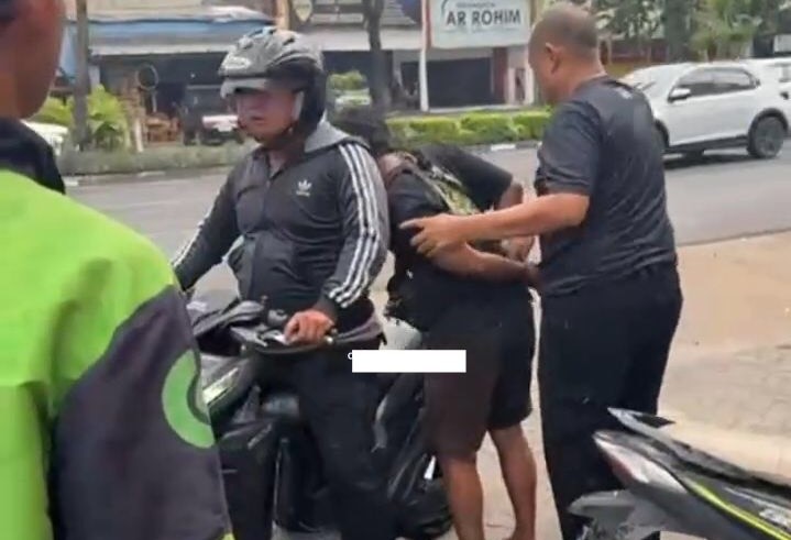 Tangkapan layar video saat pelaku jambret berhasil ditangkap warga