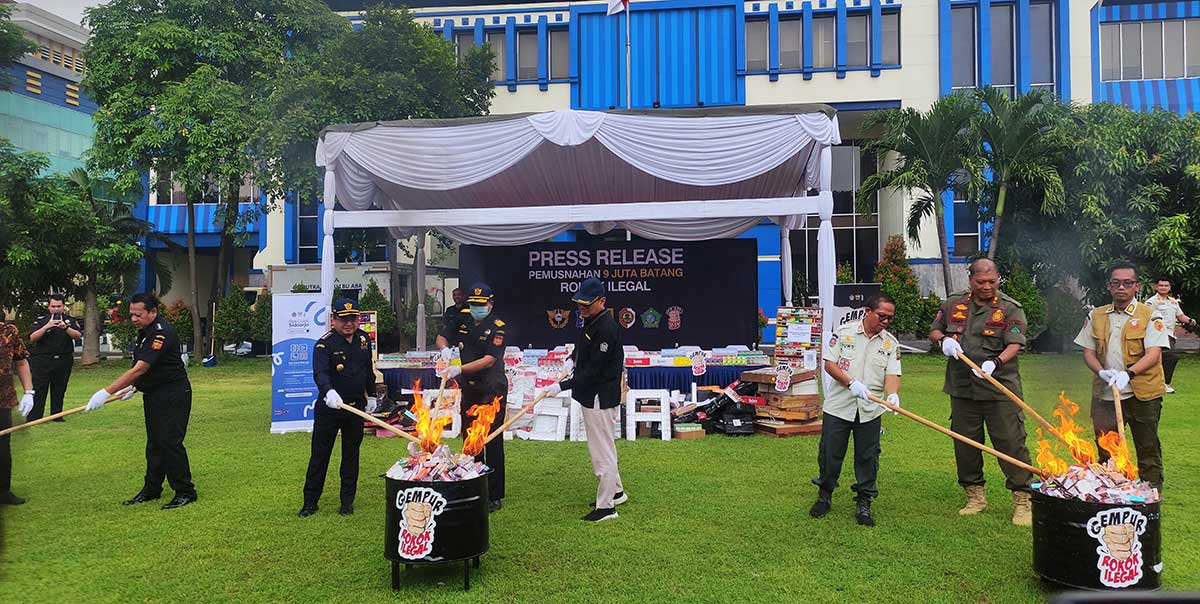 Pemusnahan rokok ilegal di Sidoarjo.