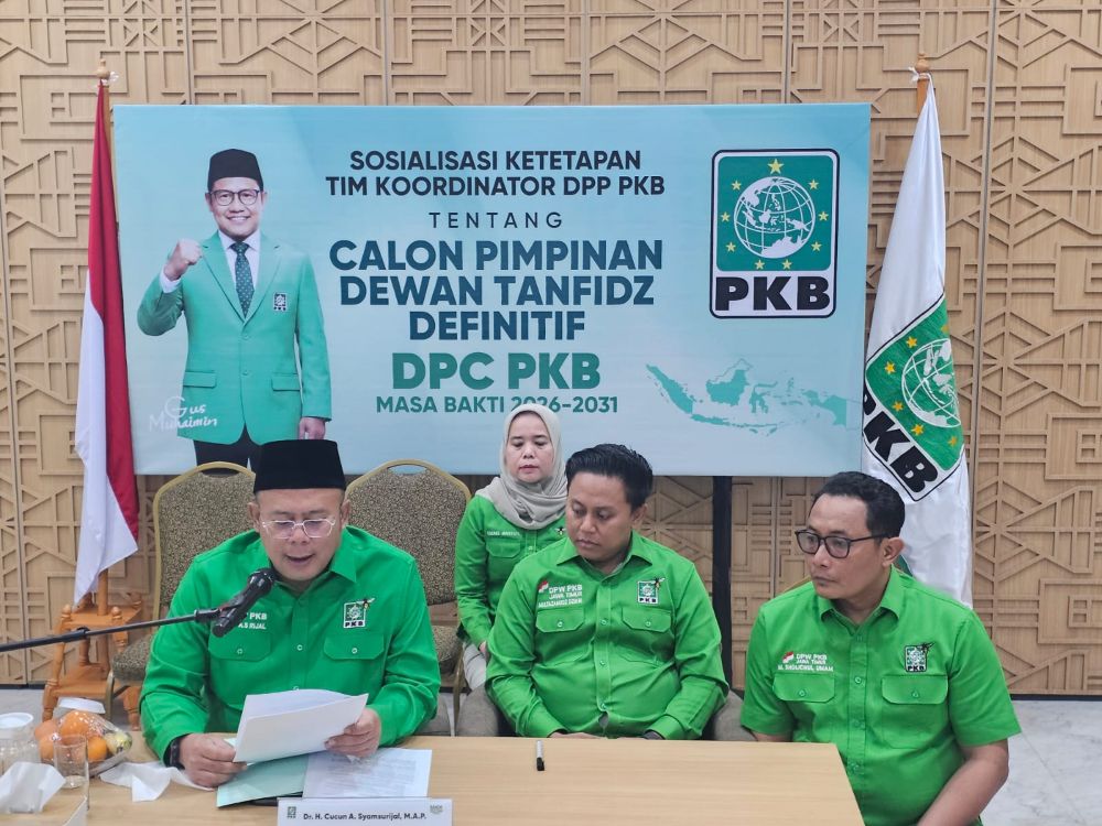 Wakil Ketua Umum DPP PKB Cucun Ahmad Syamsurijal didampingi Sekretaris DPW PKB Jatim, Multazamudz Dzikri serta Bendahara DPW PKB Jatim Sholichul Umam mengumumkan penetapan 38 Ketua DPC PKB Se Jatim melalui siaran Zoom Meeting, Kamis 11 Juni 2026