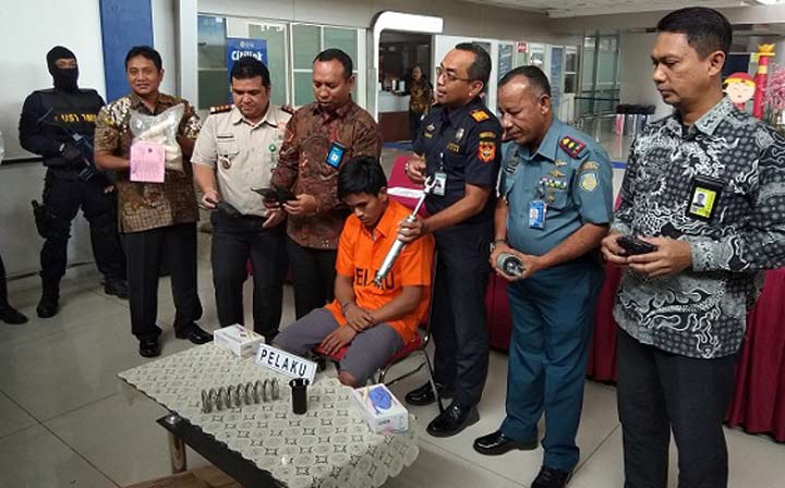 Pelaku dan barang bukti modus baru penyelundupan narkoba di Juanda.