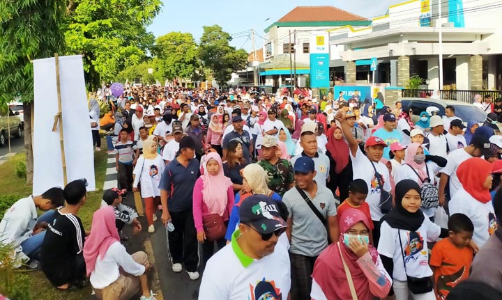 Ribuan masyarakat Jember antusias meramaikan jalan sehat dalam rangka HUT Gerindra ke-12.