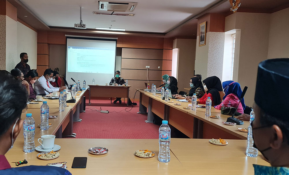 Suasana FGD penyusunan aturan pencegahan kasus pelecehan dan kekerasan seksual di lingkungan Universitas Trunojoyo Madura. 