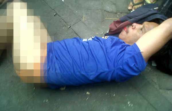 Toyib usai dihajar dan ditelanjangi warga dan hendak diamankan oleh petugas Polsek Tambak Sari. (foto: rusmiyanto/BANGSAONLINE)