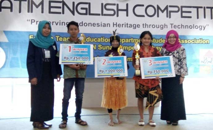 Yahya Abdillah bersama peserta lain saat menerima piala penghargaan dari panitia