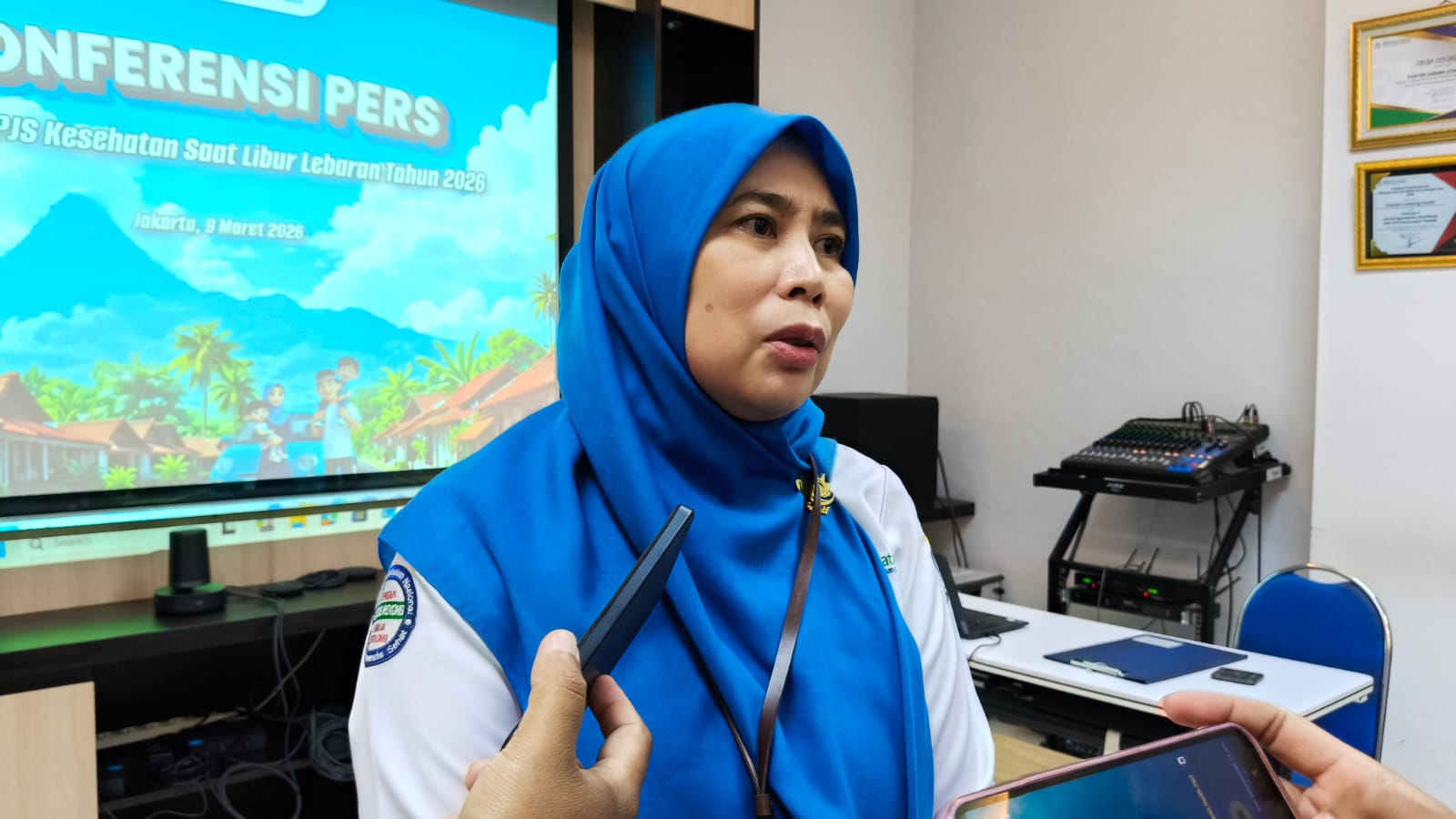 Kepala BPJS Kesehatan Cabang Kediri, Tutus Novita Dewi saat memberi keterangan kepada wartawan. Foto: Muji Harjita/BANGSAONLINE