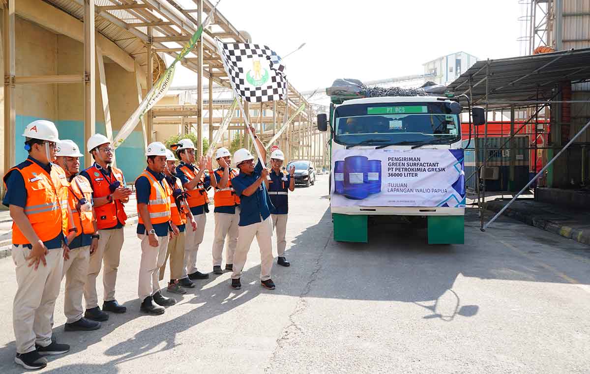 SEVP Operasi Petrokimia Gresik, I Ketut Rusnaya (mengangkat bendera), saat memberangkatkan pengiriman Greend Surfactant ke Papua Barat. Foto: Ist