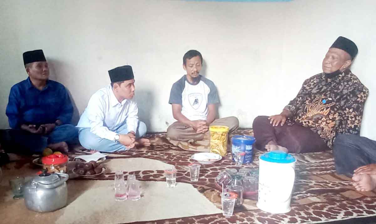 Wakil Bupati Mojokerto, Muhammad Al Barra atau yang akrab disapa Gus Barra, saat menyerahkan santunan kepada keluarga korban kecelakaan truk tangki di Pacet.
