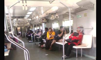 Komuter sidoarjo surabaya, sepi penumpang, ada yang ketiduran segala. foto: riszki sandi/ BANGSAONLINE