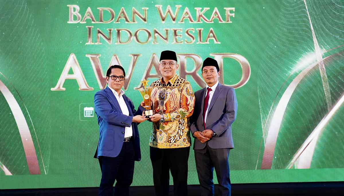 Wamen ATR/BPN saat menerima penghargaan BWI Awards 2025.