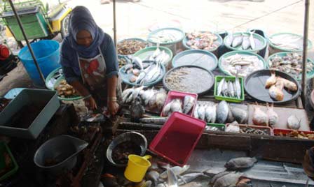 Pedagang ikan laut di Pasar Citra Niaga atau Pasar Legi Jombang. foto: rony s/ BANGSAONLINE
