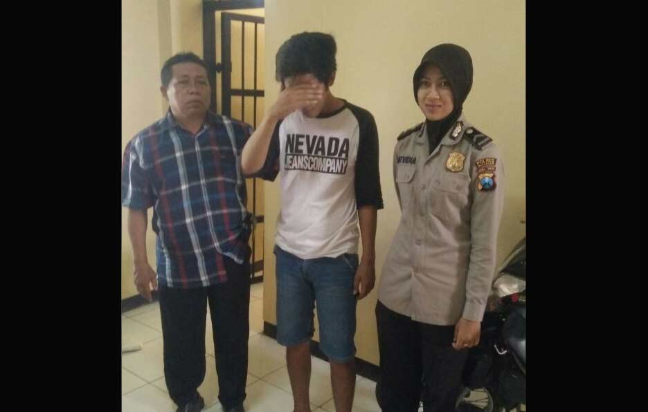  Tersangka saat diamankan di Mapolsek Bangil.